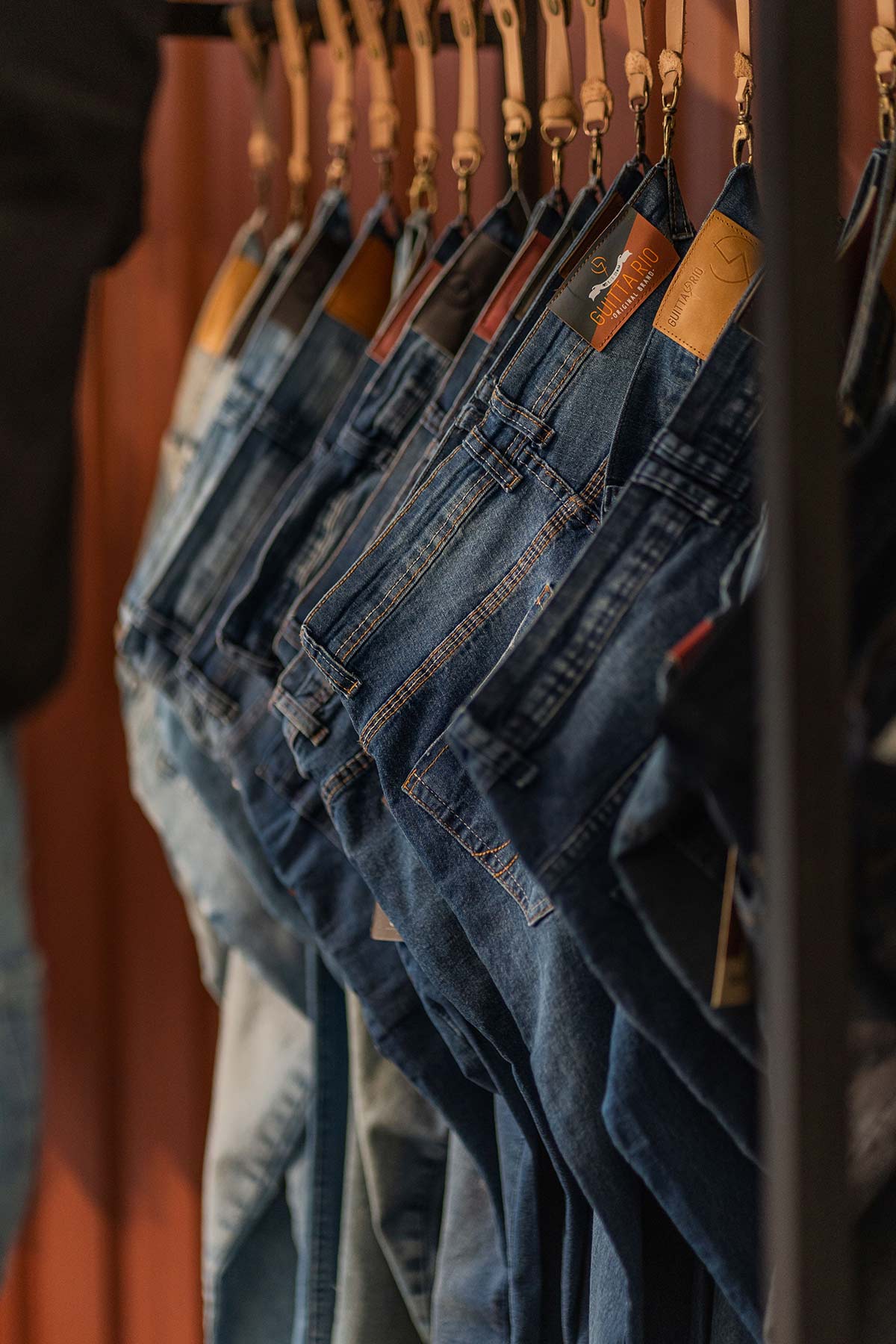 Mavi denim kumaşın dokusu ve dikiş detayları